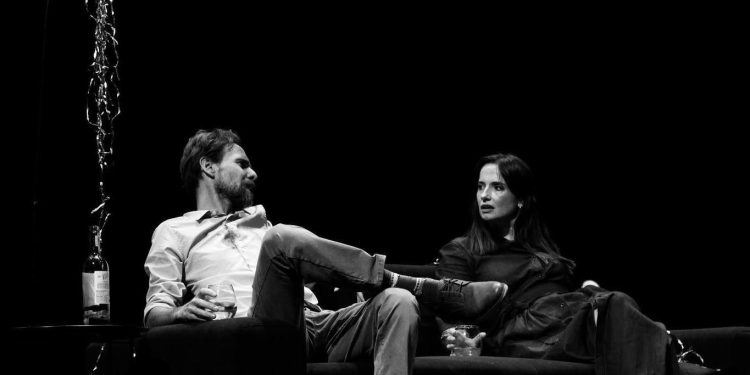 Cintaine Schutte (Laura) and Carel Nel (Daniel) portray the messiness of modern love in 'n Begin. (Photo by Stephanie M Gericke)